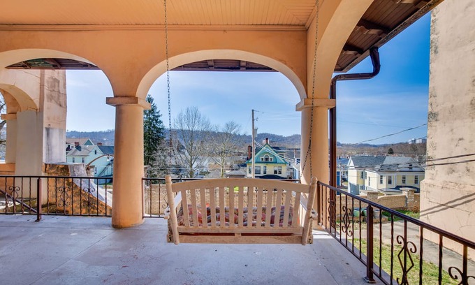 Wheeling Condominio | Historic Wheeling Condo w/ Fireplace Near Museums!