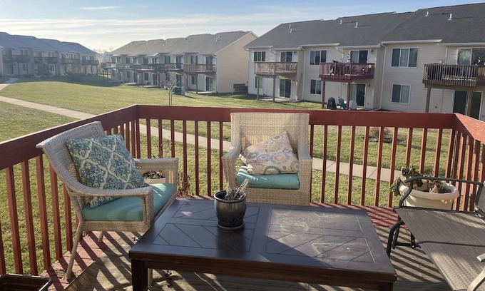 Oakdale Condominio | Cheerful 3 bedroom townhouse with fireplace, deck