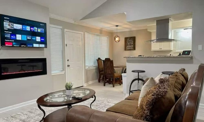 Southbelt/Ellington Casa | Minutes away from Hobby Airport with easy access to Sam Houston Toll and I-45.