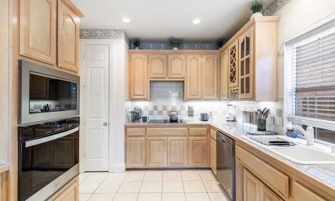 Valley Ranch Casa | Spacious 5 Br 2.5 Bath Home 15 min From Dfw Port/ATT/TexasLive/6 Flags/Garage