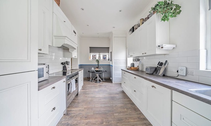 Oxshott Casa | Pass The Keys - Oxshott Stationside Cottage - Dogs Welcome !