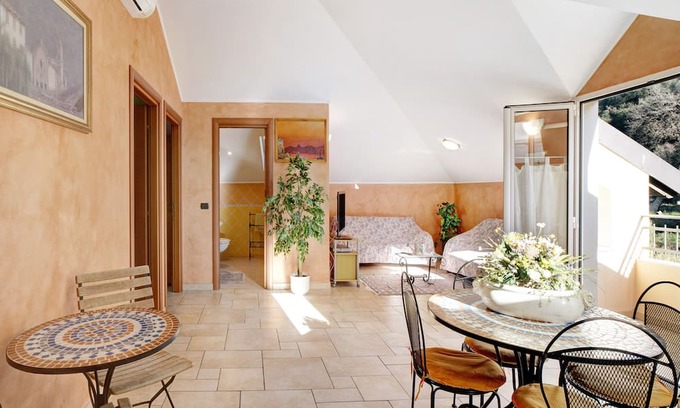 Dolceacqua Apartamento | Apartment 'L'albicocco' with Balcony and Wi-Fi
