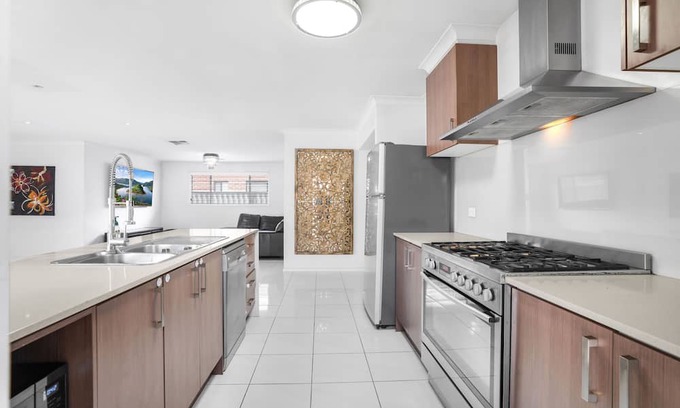 Truganina Casa | Spacious House @Truganina WIFI available 2.5km from Local Shopping Centre