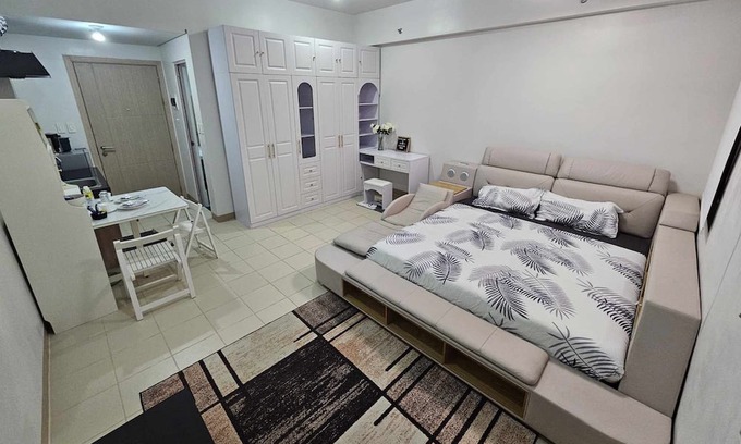 Marilao Condominio | 5 minutes to SM Marilao! Family-size condo with Smart Tv for Netflix.