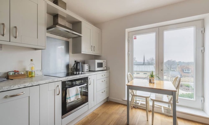 Frome Casa | Spacious, elegant home. Central location. Ideal for holidays and business.