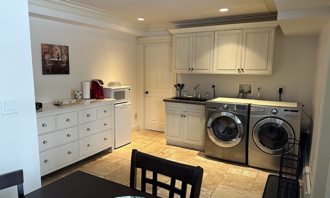 Surrey Casa | Cozy 2 bedroom suite near Crescent Beach/close to USA Border