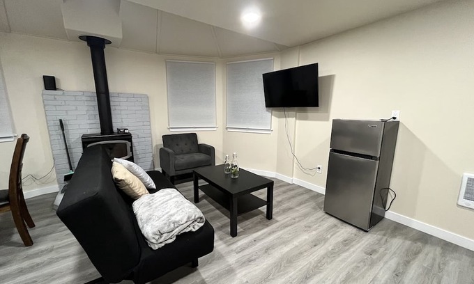 Tukwila Casa | Charming 2 bedroom, 2 Bathroom Home in Convenient, Prime, and Central Location