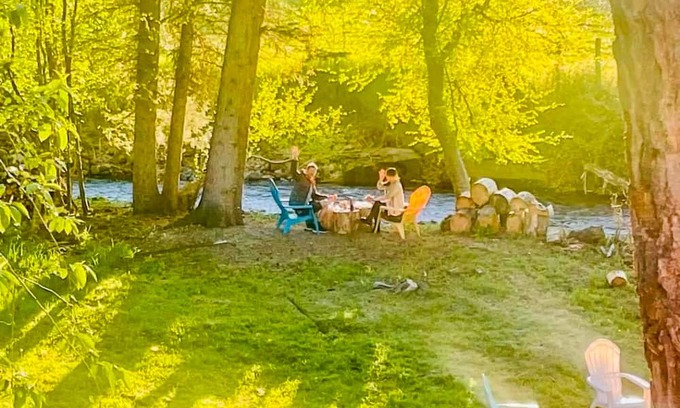 Joseph Cabaña | Camp-themed dog-friendly cabin with mountain views, firepit, & river access
