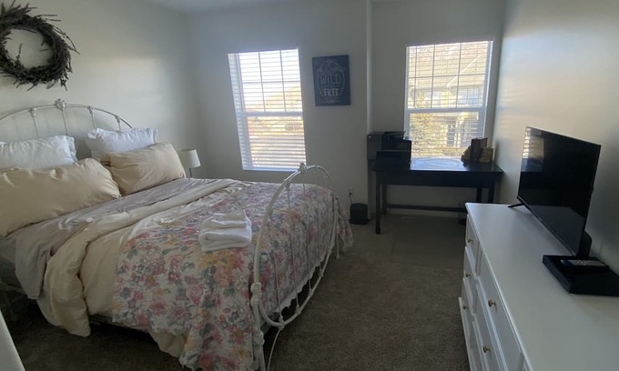 Draper Casa | Gorgeous view of the City! Clean room & bath all yours! Come meet our 2 Goldens!