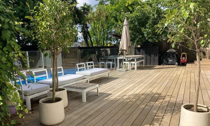 Takapuna Casa | New Milford home with pool.