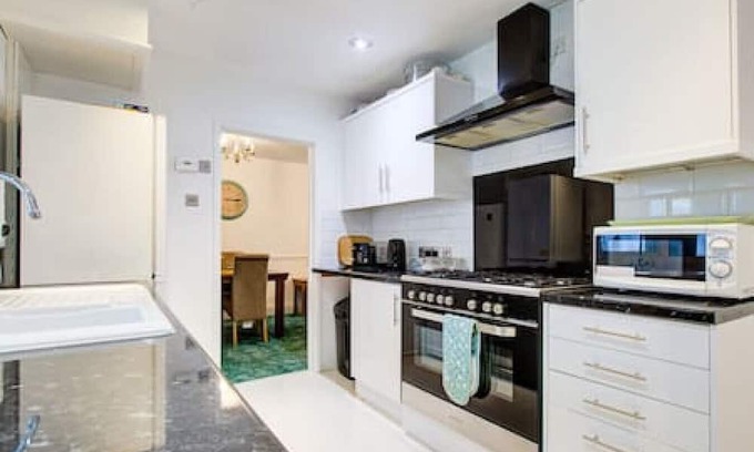 Tilehurst Casa | Quaint 4-Bedroom Retreat in Reading with Parking