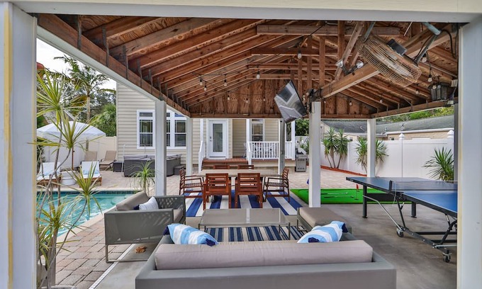 United Central Casa | HAS POWER: Large home with saltwater pool, hot tub, outdoor games