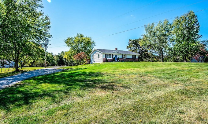 Holts Summit Casa | PLUSH FARMHOUSE Fresh Breakfast + Crackling Bonfire! 2-Separate Areas!