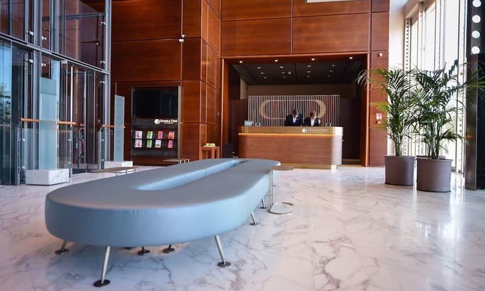 Rondo - Torretta Casa | Elegant Stay: Onsite Parking, Easy Access to Milan Cathedral! Steps to Metro