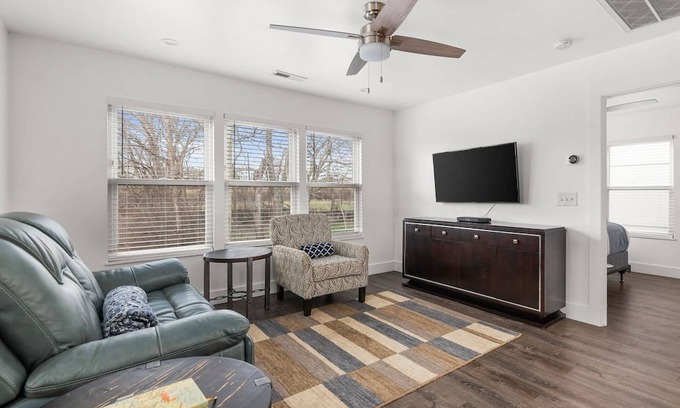 Hope Gardens Condominio | Wanderer's Retreat ~ Mins to Downtown & Broadway ~ Garage Parking ~ Private Entrance ~ Trendy Area