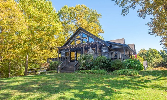 Todd Cabina | Todd Lodge and Cottage - Secluded with Beautiful Mountain Views