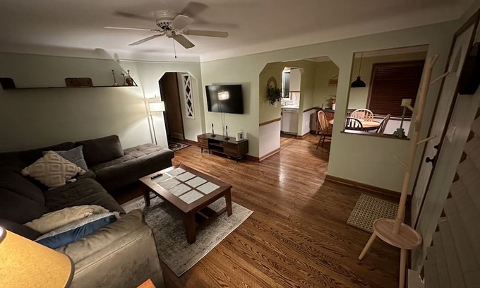 Allen Park Casa | Nice bungalow in quiet Allen Park neighborhood near airports/Downtown Detroit