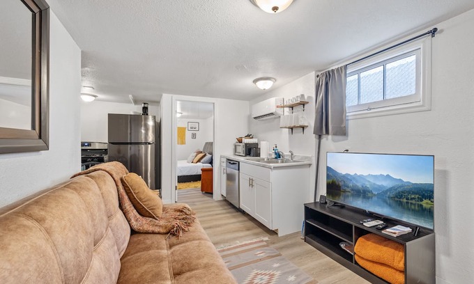 Price Apartamento | Hot Tub Haven+Pet+Laundry+ .4 to USU Eastern