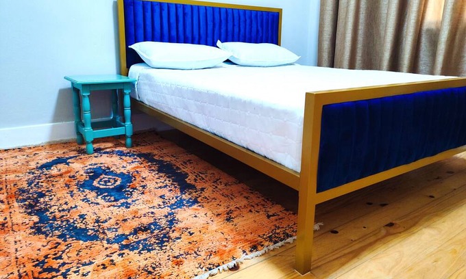 Port Elizabeth Central Casa | Located at the doorstep of the harbour with a seaview