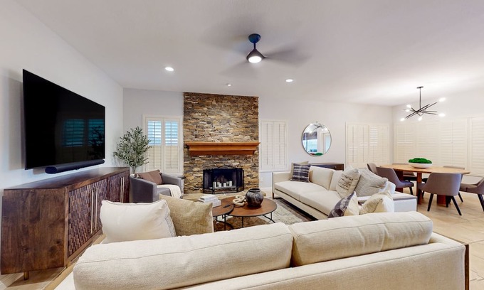 Paradise Park Vista Casa | Designer home with private pool, enclosed yard, game room, & W/D