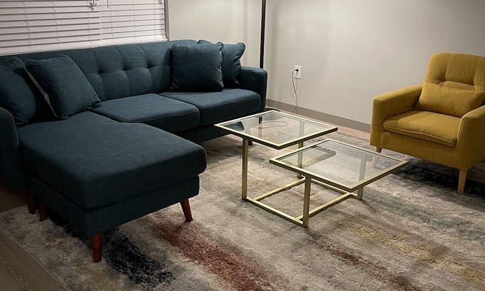 Town Center Apartamento | Yellow Serenity: A perfect balance of serenity with nearby entertainment.