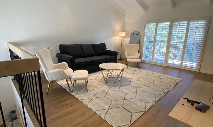Alta Mesa Condominio | Perfectly located 2 bedroom condo. Minutes from everything.