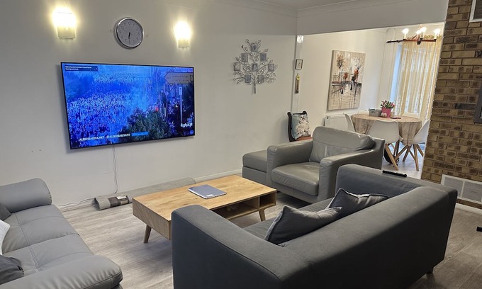 Tilbury Casa | Beautiful 3 bedroom house in Tilbury ,close to Amazon LCY2. Ideal for Amazonians