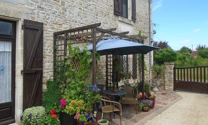 Saint-Valerien Casa | Holiday Home 'Maison Le Rousset' with Private Terrace, Private Garden and Wi-Fi