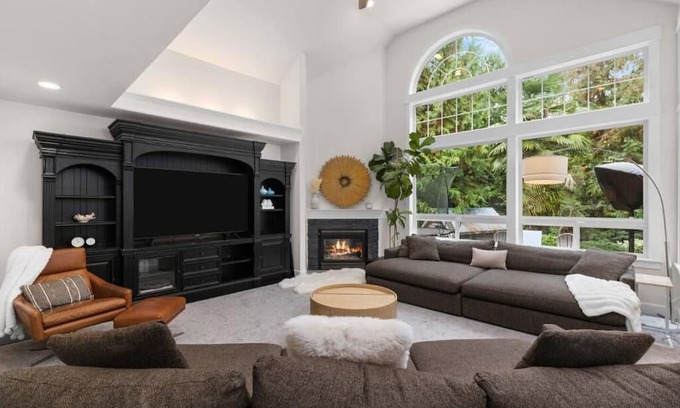 Bothell Casa | Open & Spacious Traditional Home