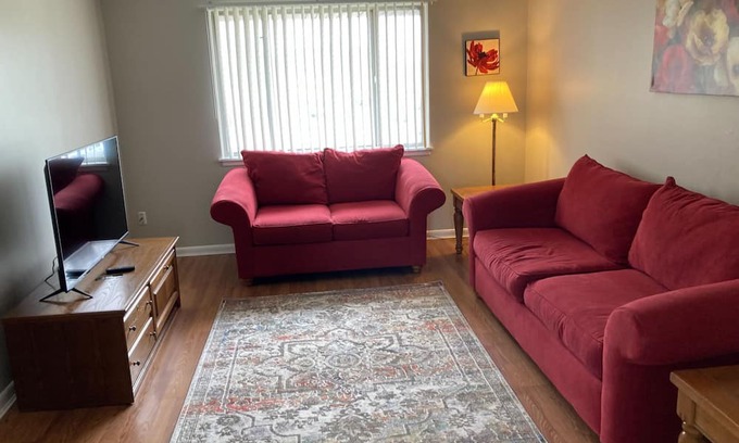 Peoria Condominio | 2 bedroom condo in secure building with pool.