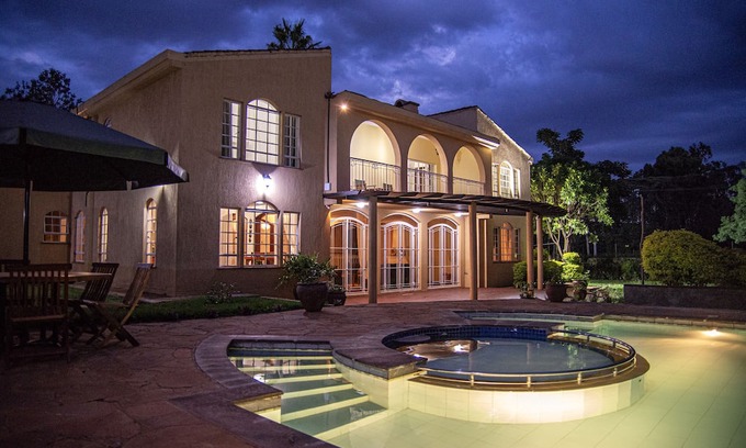 Langata Casa | Spacious house with comfortable rooms, a beautiful garden and a large pool.