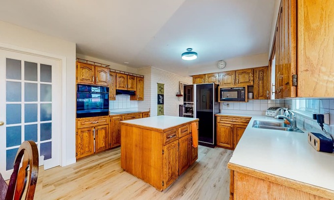 Centre Wellington Casa | Spacious retreat with pool, hot tub, firepit, & two living rooms