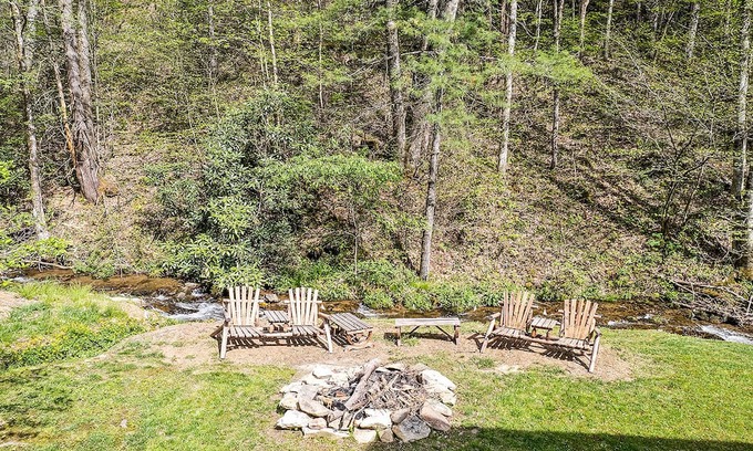 Maggie Valley Cabina | Cozy Creekside Retreat!
