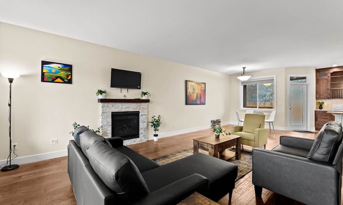 Kamloops Casa | King Bed, Spacious New House w/Private deck, Fast Wifi, FREE Parking