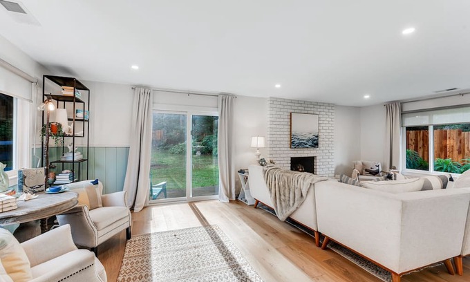 Cleone Casa | Charming house in private location near beach with fireplace & Starlink internet