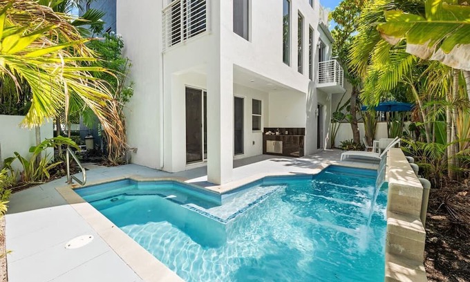 Downtown Fort Lauderdale Villa | Modern Home w/ Roof Deck & Pool