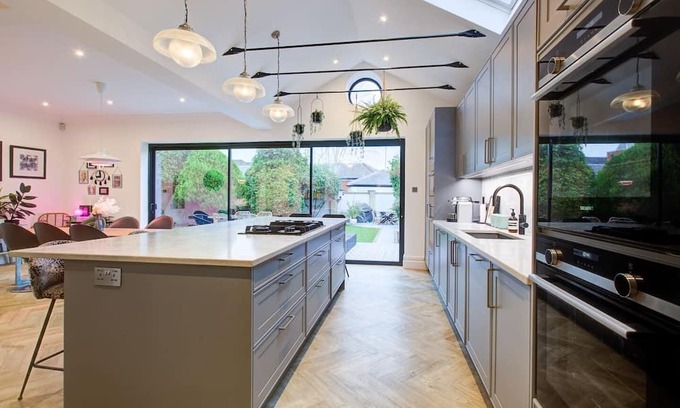 Chingford Casa | Chic 4-BR Home w/ Hot Tub & BBQ in Hornbeam Lane