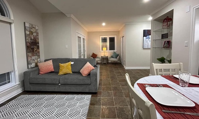 Hawkesbury Apartamento | Convenient 2-level downtown apartment.