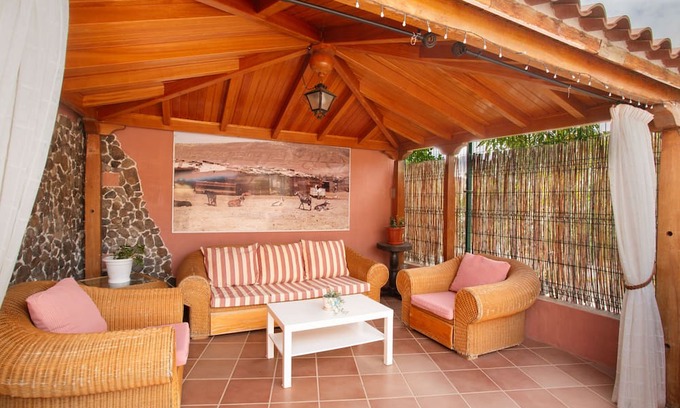 Aguimes Apartamento | Vacation Apartment 'Villa Paulito El Roque' with Mountain View, Private Pool and Wi-Fi