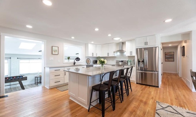 Berkley Casa | Coloradicool!Firepit|Game Room | Pet Friendly | 10 Min DT