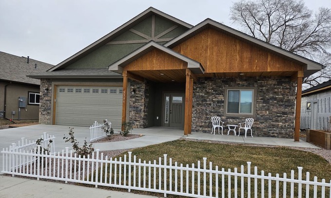 Montrose Casa | New, high-end home with mountain views. 5-10 mins from all amenities.