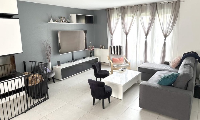 Elancourt Casa | Homerez - Spacious house for 8 ppl. with garden and terrace at Élancourt