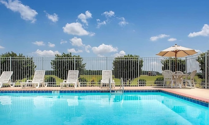 Saint Landry Casa | Excellent Choice! Comes with Free Breakfast & Parking, Outdoor Swimming Pool!