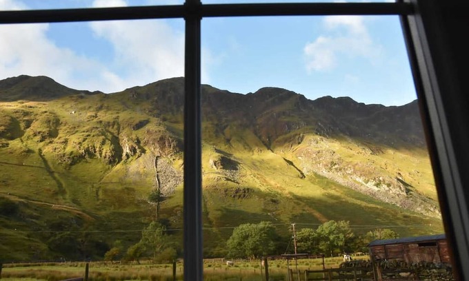 Nant Peris Cabaña | Traditional Welsh stone cottage nestled within the iconic Llanberis Pass.