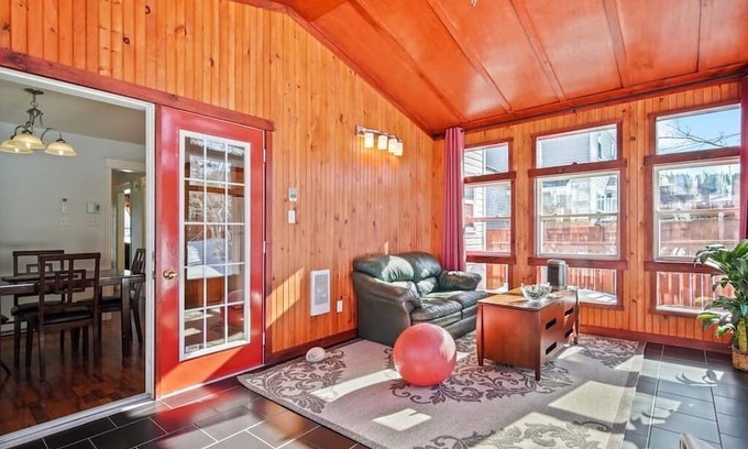 Paradise Casa | Peaceful Paradise -3 BDRM with beautiful Sunroom