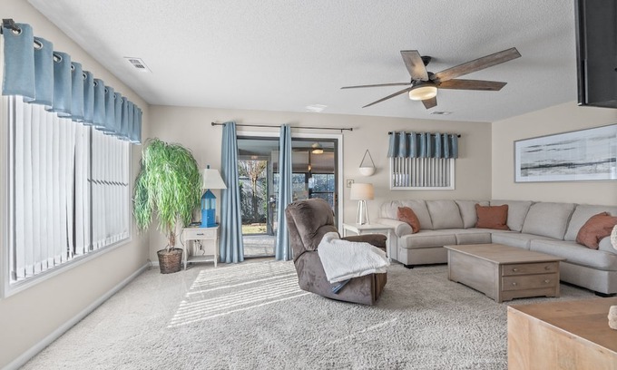 Little River Condominio | Little River-3bd, 3.5ba, SLEEPS 10! Minutes to Sports Complex , Golf & Beach!
