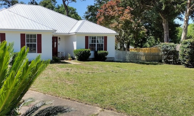 Daphne Casa | Peaceful,relaxing home. Gentle Dogs ok. Sleeps 5 comfortably.Extended stay rates