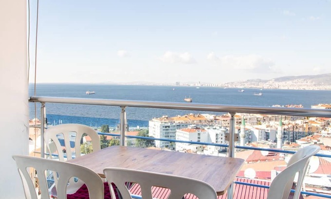 Konak Apartamento | Lovely Flat in Konak with Sea View and Balcony