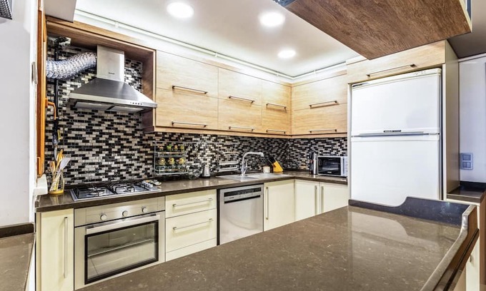 Uskudar Apartamento | Classic Flat w Balcony 7 min to Capitol Mall