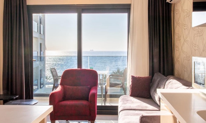 Kadnlar Denizi Mahallesi Apartamento | Sea View Flat w Pool 1 min to Beach in Kusadasi